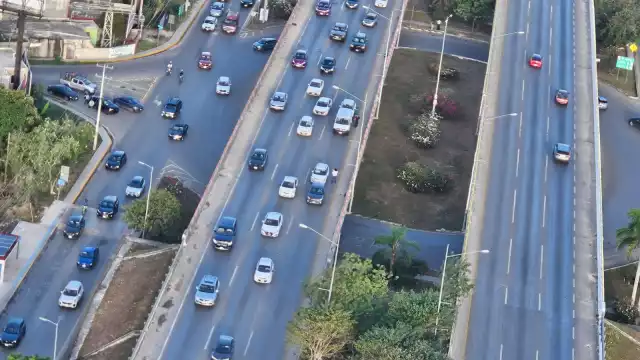 Hay largas filas de autos en carreteras de Yucatán