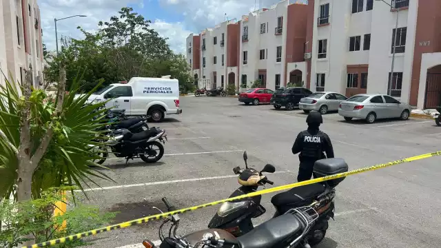 El occiso tenía su departamento en el tercer nivel del edificio pero su cuerpo fue hallado en el patio del departamento ubicado en el primer nivel