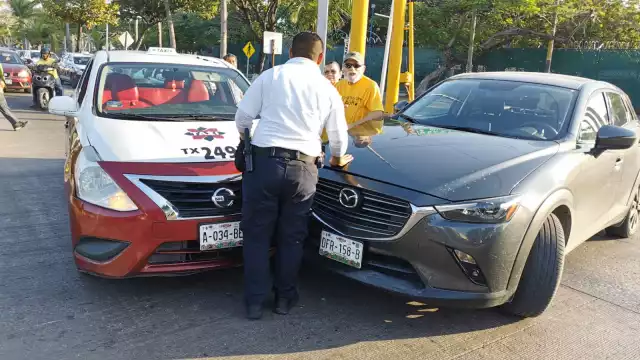 Vehículo particular y taxi chocan en semáforos del Sam's en Ciudad del Carmen