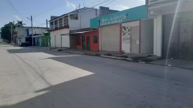 Dos jóvenes robaron una motocicleta Cross roja estacionada afuera de un negocio en la colonia Morelos.