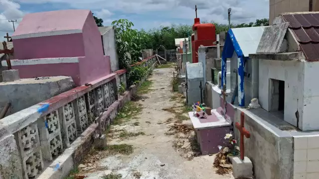 Hay huesos en el piso y criptas en mal estado