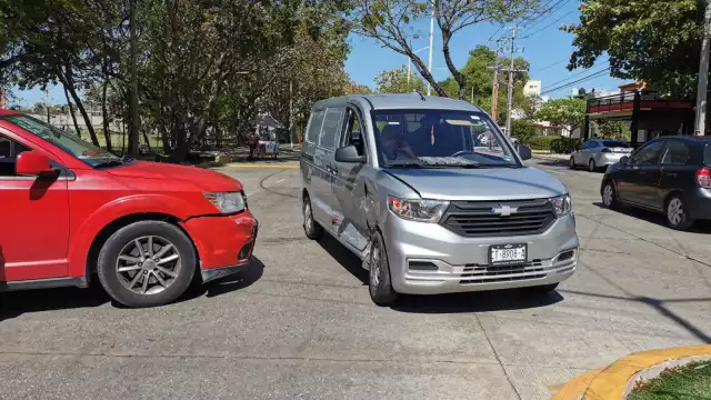 Camioneta invade paso y provoca accidente en cruce de la avenida Concordia