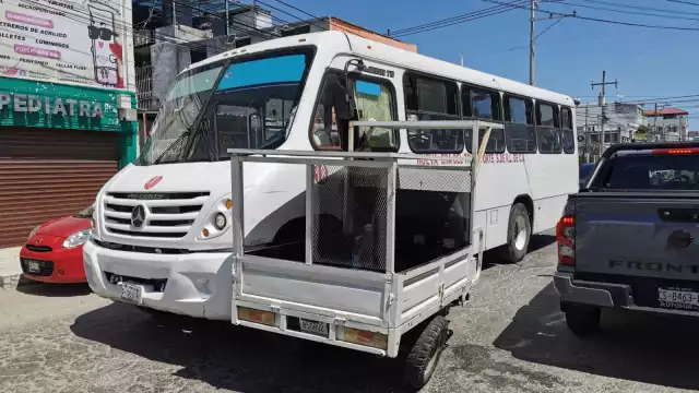 Motocarro invade carril y provoca accidente con camión de transporte público