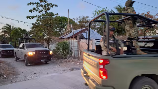 Elementos de las tres fuerzas de gobierno participaron en la detención de presuntos vendedores de droga.