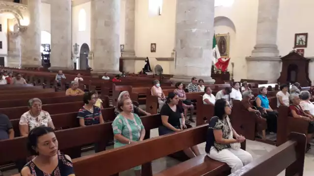 Mujeres asistieron a una misa por el Día de las Madres en la Catedral de Mérida