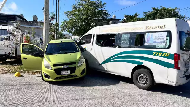El chofer de la combi circulaba en sentido contrario, provocando el choque contra un auto