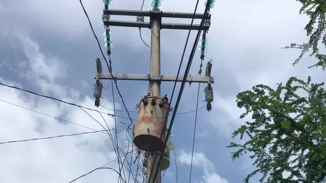 Algunos transformadores lucen muy dañados en esta localidad.