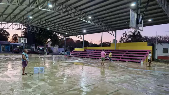 Fumigan la cancha de usos múltiples y el domo municipal debido a la presencia de garrapatas