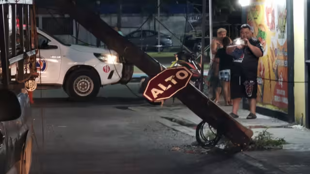 El incidente se debió tras pasar por unos cables bajos.