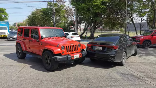 Choque en la colonia Petrolera provoca caos vial en plena hora pico