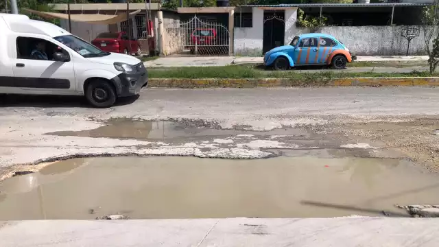 Algunos baches en la comunidad son inmensos y un peligro latente para todos.
