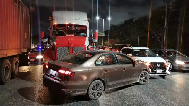 Un conductor presuntamente ebrio provocó un choque múltiple en la avenida Isla de Tris, en Ciudad del Carmen, al invadir el carril contrario