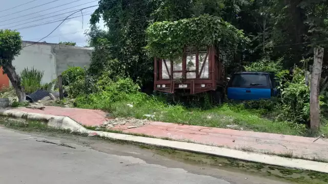 Un hombre, presuntamente afectado por drogas y posiblemente militar, intentó autolesionarse en un terreno baldío.