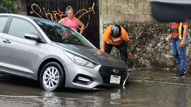 De acuerdo con el guiador, quien prefirió omitir sus datos, la calle estaba cubierta de agua y no logró detectar el peligro a tiempo