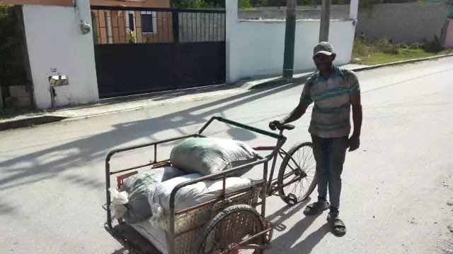 Genaro transporta hasta 70 kilos de residuos en su triciclo, a pesar del trabajo pesado, gana entre 200 y 250 pesos al día.