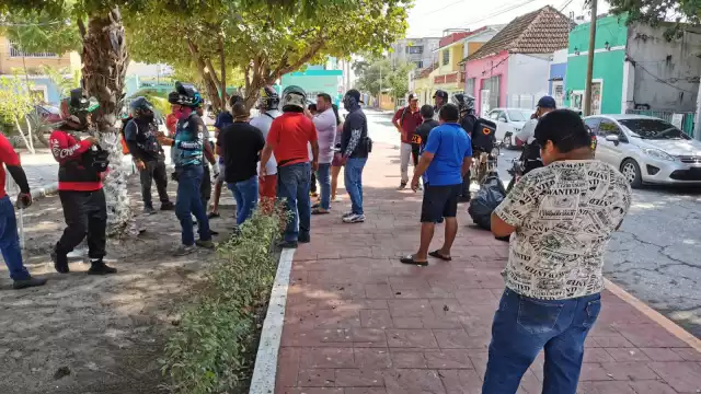 Varios motomondaditos de diferentes agrupaciones encararon a una pareja de jóvenes