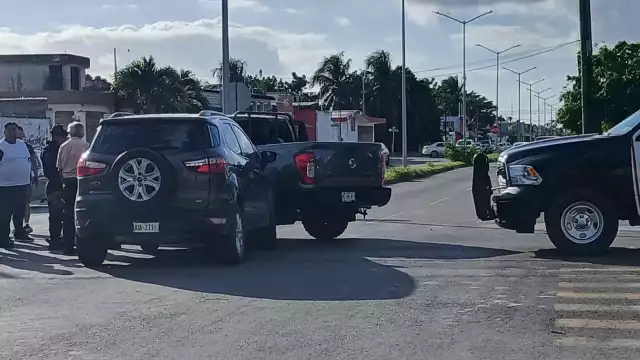 Encontronazo de vehículos en la colonia David Gustavo causa fuertes daños materiales.