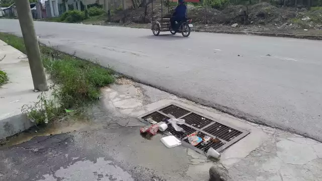 Solicitan a las autoridades municipales la limpieza de basura y maleza en los registros de drenaje