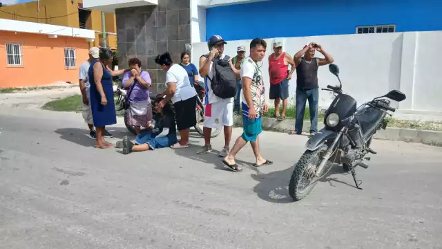 Motociclista pierde el control y choca contra vehículo estacionado en Campeche