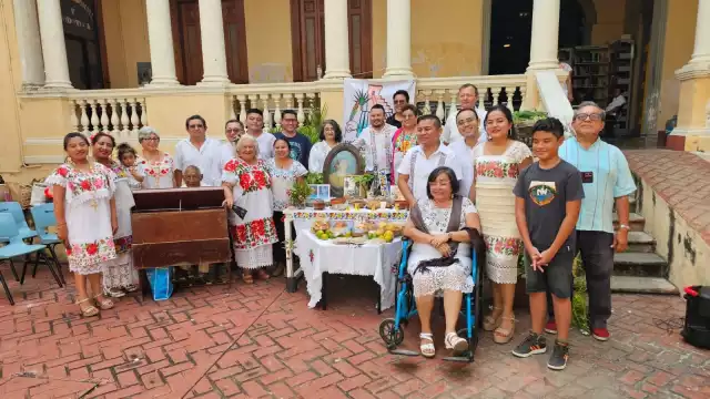 El evento se efectuó entre flores, un altar instalado, rezos, el sonido del instrumento musical conocido como serafina y el gremio