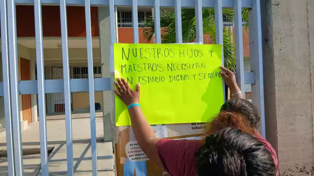 Cierran escuela Morelos y Pavón; exigen seguridad para alumnos