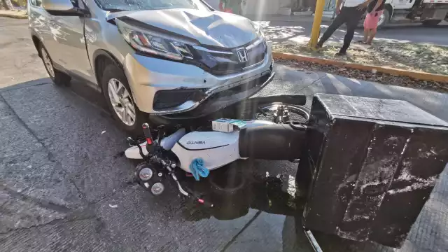 Aparatoso accidente entre motocicleta y camioneta