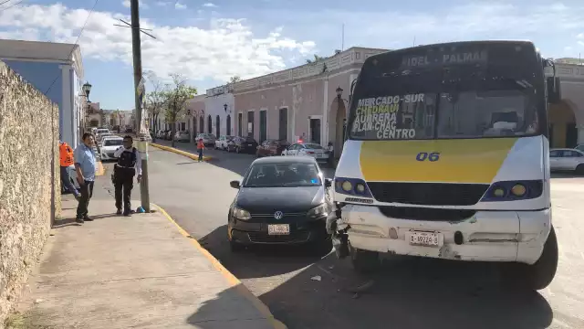 Un camión de transporte impactó inesperadamente contra un auto compacto