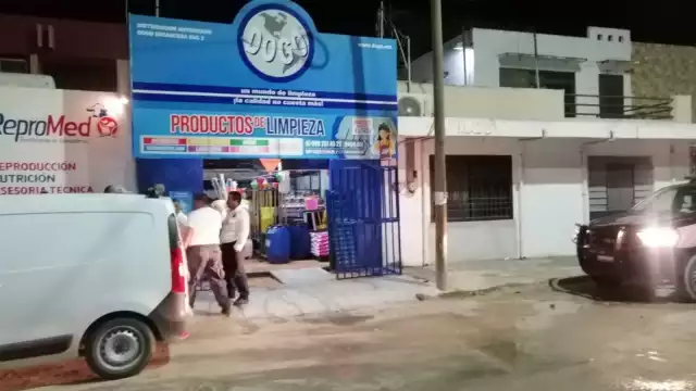 Intervención de bomberos evita que incendio consuma comercio de productos de limpieza.