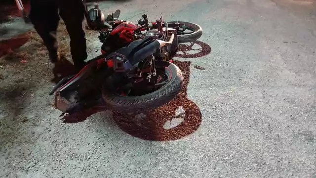 Dos motociclistas chocaron en la colonia Esperanza, dejando a uno con lesiones graves.