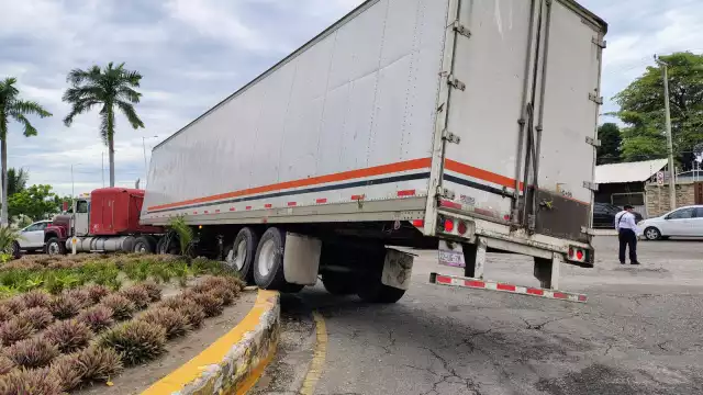 Autoridades retiran tractocamión atorado en glorieta; investigan daños a mobiliario urbano