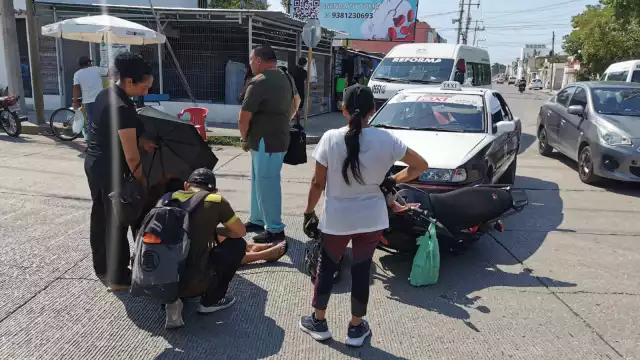 Taxi impacta de frente a motocicleta con madre e hijo en Villa Universitaria