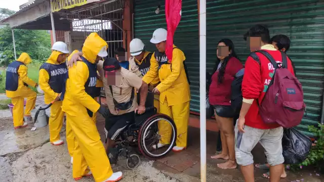 Marina rescata a tres menores en Guerrero afectados por el huracán.