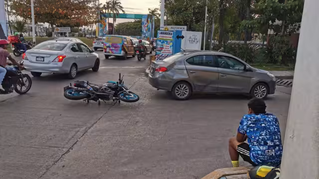 Motociclista caído en la Plutarco Elías Calles