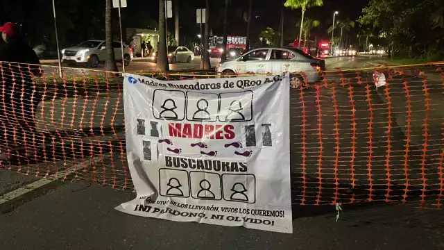 Madres buscadoras de Quintana Roo bloquean la zona hotelera