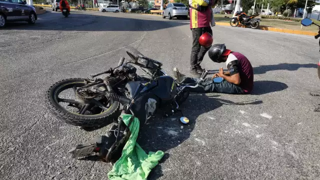 El conductor de una camioneta intentó ganarle el paso al motociclista.