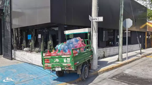 Accidente sin heridos: Joven en carremoto choca contra fachada y poste