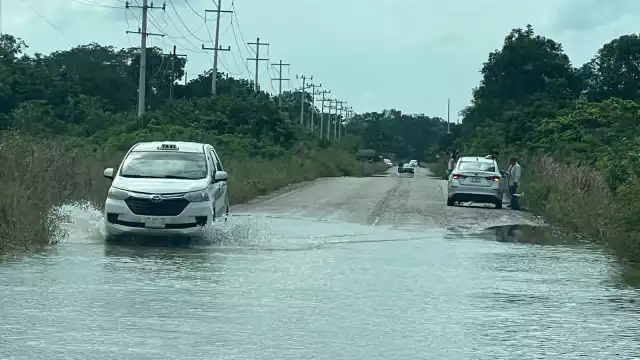 La inundación en la carretera Kantunilkín a Chiquila, ha provocado varios vehículos dañados.