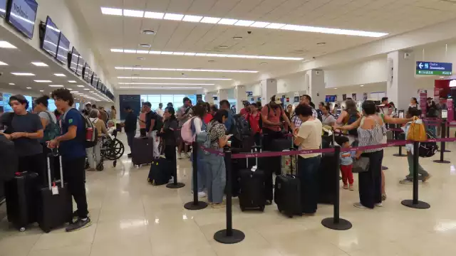 Hay gran afluencia de pasajeros en el aeropuerto de Mérida