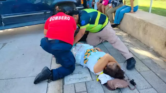 Según la valoración de los paramédicos, la mujer probablemente sufrió fracturas en las piernas