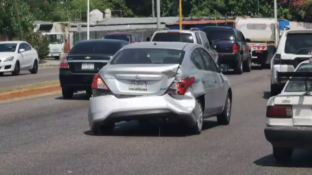 Fuerte percance vial genera caos vehicular en la colonia Pedro Sáenz de Baranda