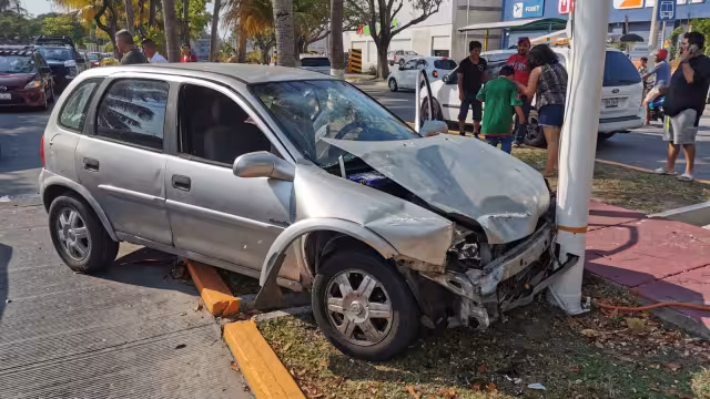 El auto terminó impactando un poste; la conductora fue detenida.