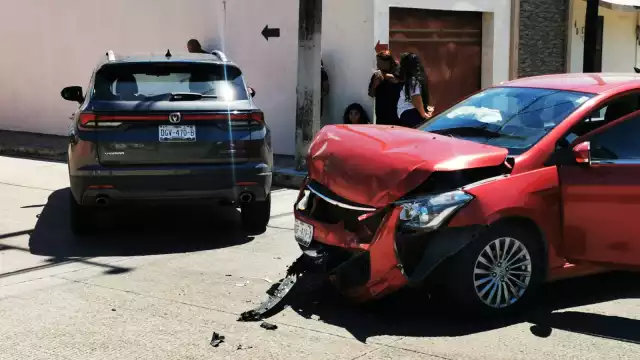 Conductor invade vía preferencial y provoca choque en Justo Sierra