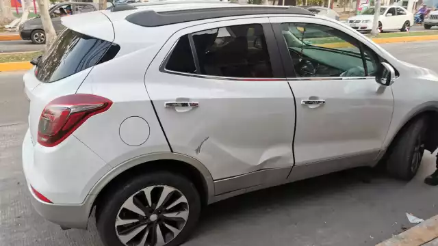 La camioneta recibió el impacto de la motocicleta, luego de dar una vuelta repentina.