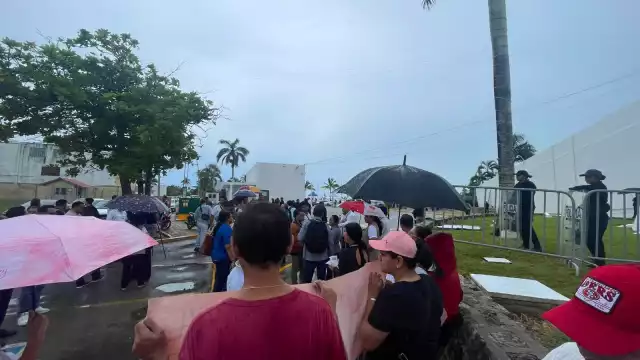 Manifestantes se reúnen para protestar frente al Congreso del Estado en Chetumal