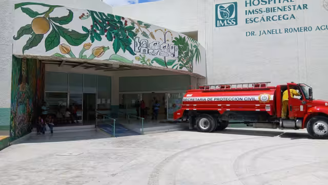 Evacúan hospital IMSS-Bienestar en Escárcega tras incendio en laboratorios