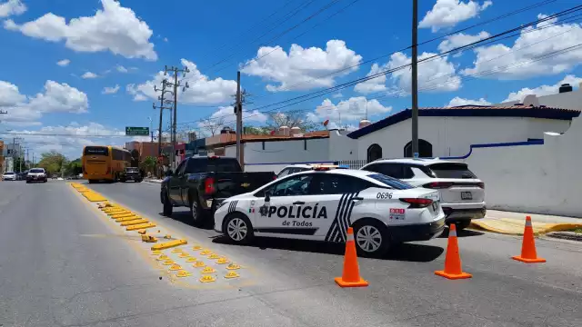 Tráfico y daños por percance entre camión y camioneta en el centro urbano
