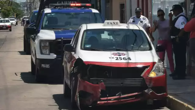 Choque entre taxi y camión repartidor en el Centro de Carmen deja daños materiales.