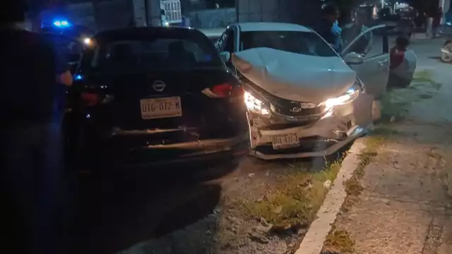 Un aparatoso accidente ocurrió en la colonia Revolución de Escárcega, Campeche, entre un Honda City y un Nissan Versa.