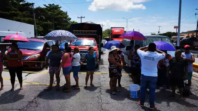 Protesta vecinal por deficiente servicio de luz causa caos vial
