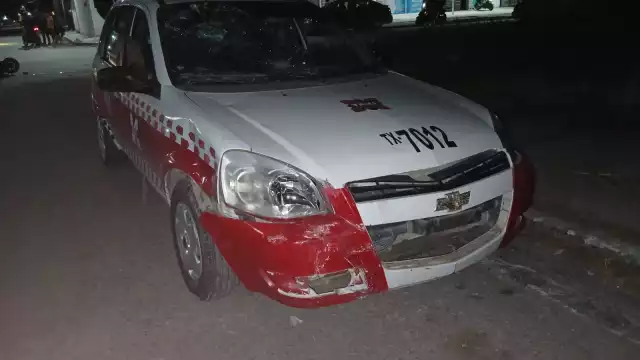 Dos menores en motoneta sin placas fueron impactados por un taxi al no respetar el alto obligatorio